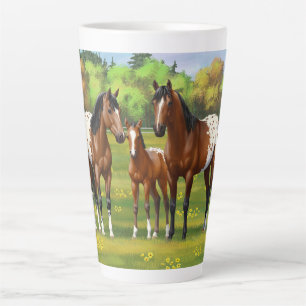 Tasse Latte Chevaux Appaloosa De Baie Brown En Pâturage D'Été