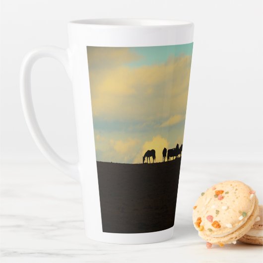 Tasse Latte Chevaux sur la colline (En situation)