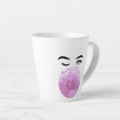 Tasse Latte Chewing-gum rose en bulle soufflé par une femme (Angle droit)