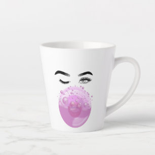 Tasse Latte Chewing-gum rose en bulle soufflé par une femme