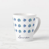 Tasse Latte Chic Blue and White Fish Shells Beach House (Angle droit)