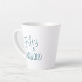 Tasse Latte Chic Blue Green Script Cinquante et FABULEUX! Anni (Angle gauche)