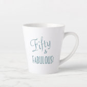 Tasse Latte Chic Blue Green Script Cinquante et FABULEUX! Anni (Droite)