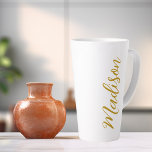 Tasse Latte Chic Gold Ajouter Votre Nom Script manuscrit Perso<br><div class="desc">Une chic tasse en latte monogramme d'or personnalisée pour une fille qui aime les cadeaux simples et manuscrits. Beau script cursif sur le côté de votre bouteille en épelant votre nom dans une élégante typographie.</div>