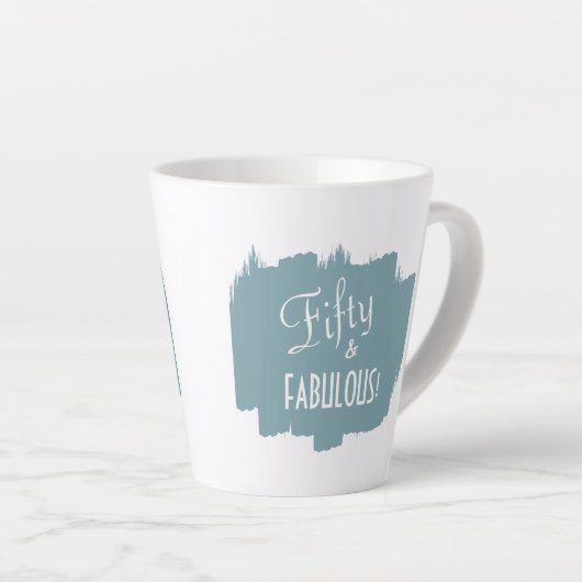 Tasse Latte Chic Script Paint Smear Cinquante et FABULEUX Anni (Angle droit)