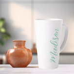Tasse Latte Chic Seafoam Green Nom manuscrit Script personnali<br><div class="desc">Un chic mug en latte monogramme personnalisé vert marine pour une fille ou un gars qui aime les cadeaux simples,  écrits à la main. Beau script cursif sur le côté de votre bouteille en épelant votre nom dans une élégante typographie.</div>