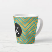 Tasse Latte Chic Turquoise Aqua Blue Gold Chevron Monogram (Angle droit)
