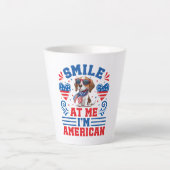 Tasse Latte Chien Beagle patriotique pour 4 juillet (Devant)