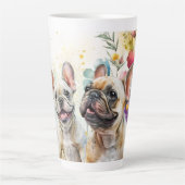 Tasse Latte Chien de taureau français en champ de fleurs (Devant)
