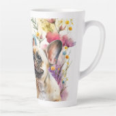 Tasse Latte Chien de taureau français en champ de fleurs (Droite)