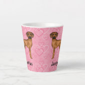 Tasse Latte Chien Rhodesian Ridgeback Sur Coeurs Rose Avec Nom (Devant)