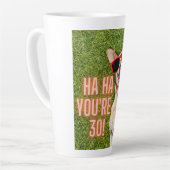 Tasse Latte Chien riant 30e anniversaire (Angle gauche)