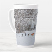 Tasse Latte chiens jouant dans le paysage hivernal des neiges (Angle gauche)