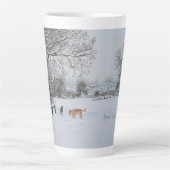 Tasse Latte chiens jouant dans le paysage hivernal des neiges (Devant)