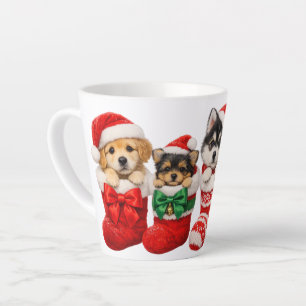Tasse Latte Chiots de Noël dans des chaussettes