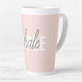 Tasse Latte Citation moderne Pastel Pink Inhale Exhale (Angle droit)