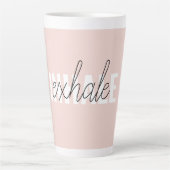 Tasse Latte Citation moderne Pastel Pink Inhale Exhale (Devant)