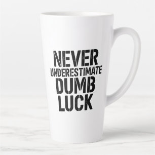 Tasse Latte Citation "Ne sous-estimez jamais la chance idiote"