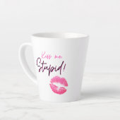 Tasse Latte Citation rose avec un baiser - Embrasse-moi, idiot (Angle gauche)