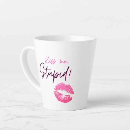 Tasse Latte Citation rose avec un baiser - Embrasse-moi, idiot (Angle gauche)
