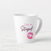Tasse Latte Citation rose avec un baiser - Embrasse-moi, idiot (Angle droit)