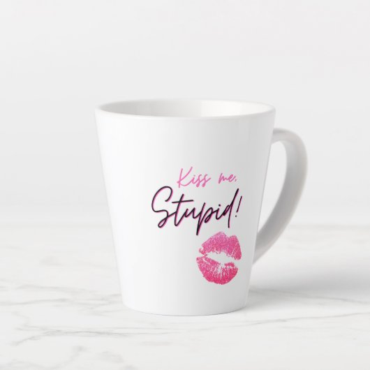 Tasse Latte Citation rose avec un baiser - Embrasse-moi, idiot (Angle droit)