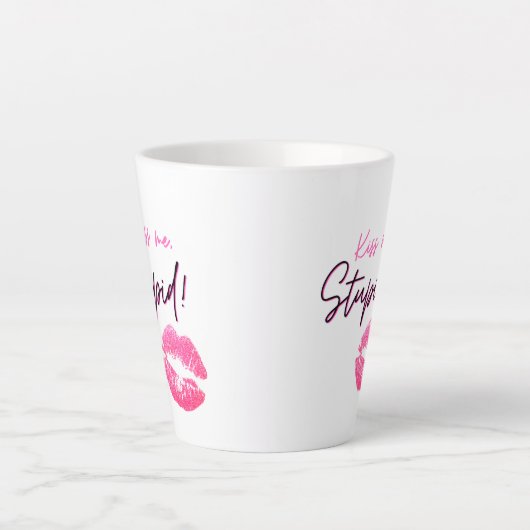 Tasse Latte Citation rose avec un baiser - Embrasse-moi, idiot (Devant)