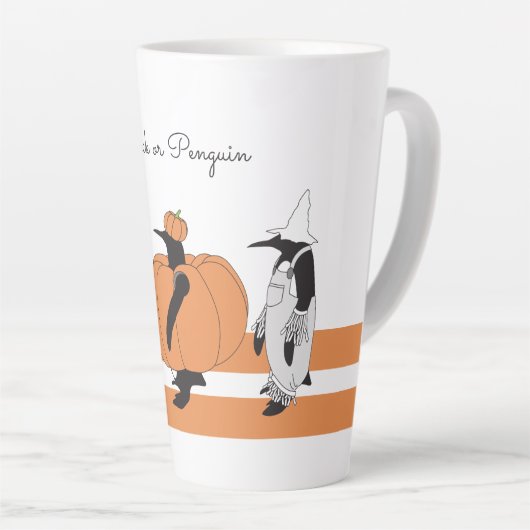 Tasse Latte Citrouille Whimsical Penguin Funny Halloween (Angle droit)