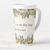 Tasse Latte Citrus, orange + fleur petit baby shower (Angle droit)