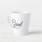 Tasse Latte Classe Grad de 2024 noir blanc script personnalisé (Angle gauche)
