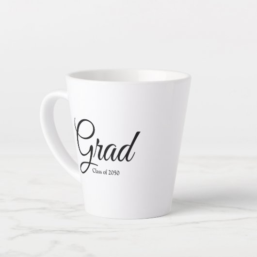 Tasse Latte Classe Grad de 2024 noir blanc script personnalisé (Angle gauche)
