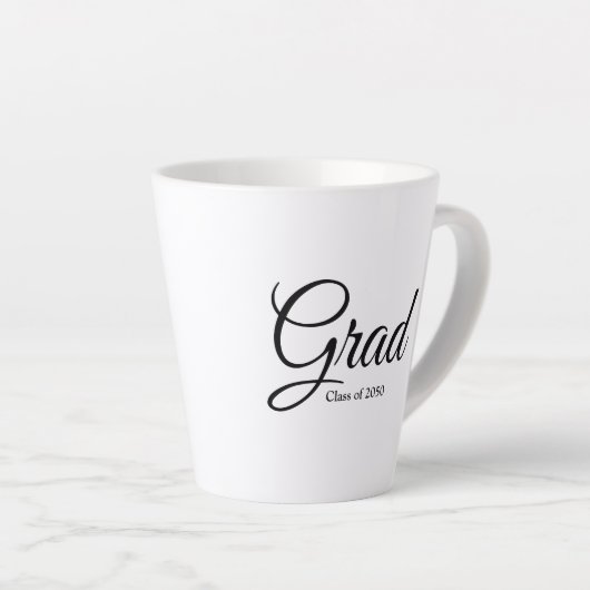 Tasse Latte Classe Grad de 2024 noir blanc script personnalisé (Angle droit)