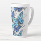 Tasse Latte Composition des White and Blue Butterflies (Angle droit)