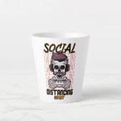 Tasse Latte Conception de jeux d'expert en distanciation socia (Devant)