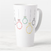 Tasse Latte Conception de texte d'ornements de Noël (Angle droit)