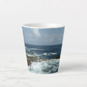 Tasse Latte Côte rocheuse d'Aruba et océan bleu (Devant)