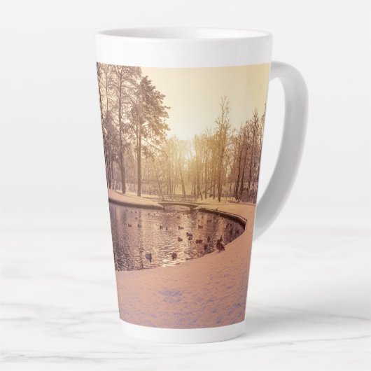 Tasse Latte Coucher de soleil sur le parc avec petit lac gelé (Angle droit)