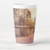 Tasse Latte Coucher de soleil sur le parc avec petit lac gelé (Devant)