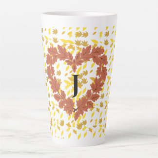 Tasse Latte couronne d'automne sur son lit de feuilles