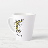 Tasse Latte Crescent Moon Enveloppé Dans Des Fleurs Nom De Sty (Angle gauche)