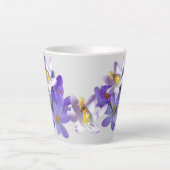 Tasse Latte Crocus violets avec tonneau gris clair d'abeille (Devant)