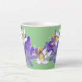Tasse Latte Crocus violets avec tonneau vert clair d'abeille (Devant)