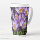 Tasse Latte Crocus violets ensoleillés (Angle droit)