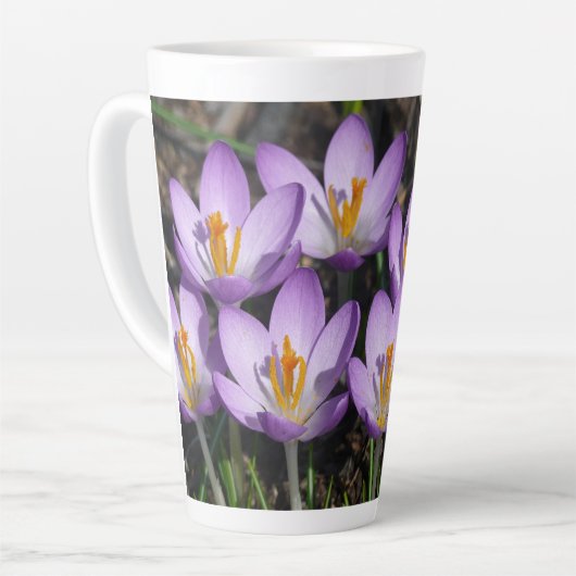 Tasse Latte Crocus violets ensoleillés (Angle gauche)