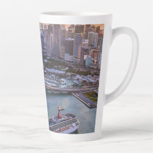 Tasse Latte Croisière sur un bateau à Miami et vue sur la skyl