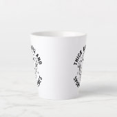 Tasse Latte "Cuirs Épais Et Vibes Éffrayantes" (Devant)