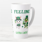 Tasse Latte Custom Text St. Patrick's Day Frog and Bunny (Angle droit)