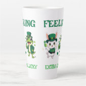 Tasse Latte Custom Text St. Patrick's Day Frog and Bunny (Devant)