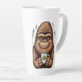 Tasse Latte Cute Bigfoot Drinking Coffee  Funny Sasquatch  (Angle droit)