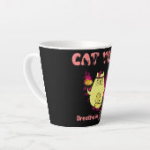 Tasse Latte Cute Cat Yoga - "Respirer, Purr Out" (Angle gauche)
